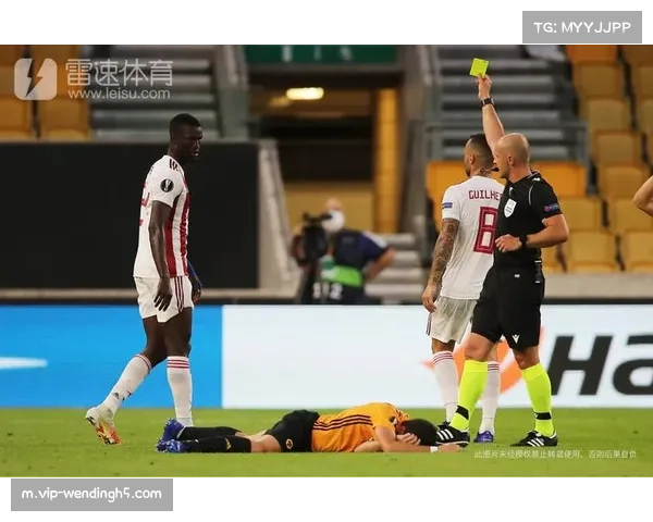 韦林顿贴创可贴带伤破门 硬汉表现对比红牌判罚尺度